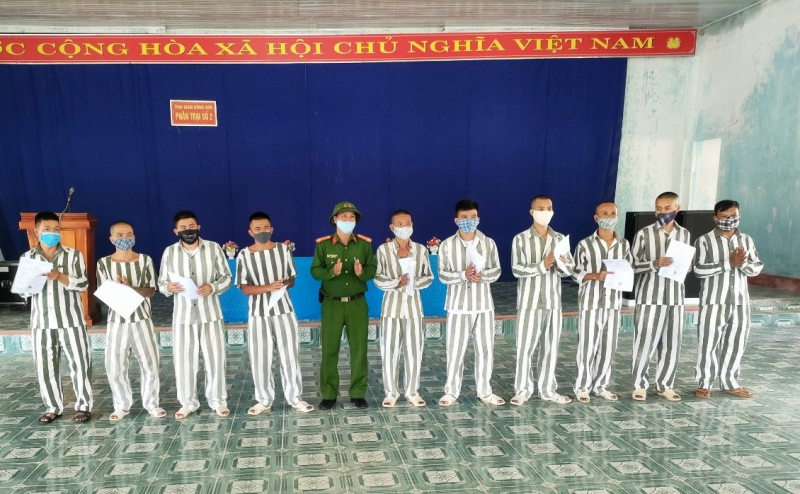 Niềm vui ngày trở về của các phạm nhân được đặc xá -0