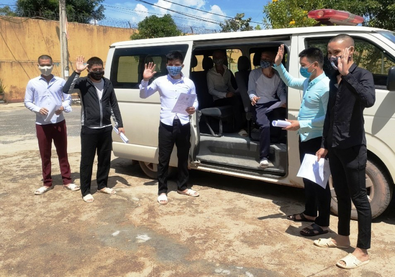 Niềm vui ngày trở về của các phạm nhân được đặc xá -0