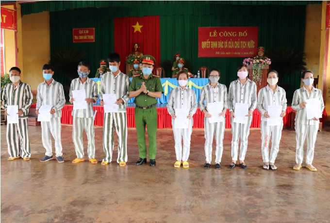 Trại giam Đắk Trung công bố quyết định đặc xá cho 53 phạm nhân -0