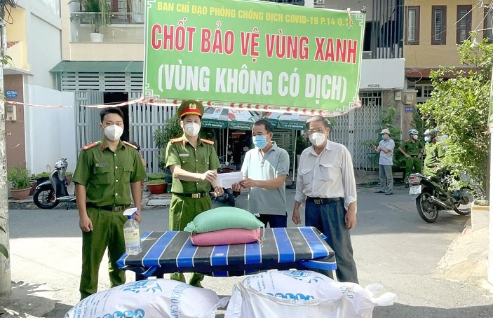 Công an phường, xã - “pháo đài” chống dịch và giúp đỡ người dân -0