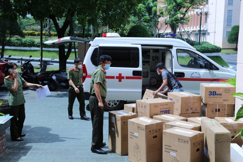 Công an Thừa Thiên Huế tặng vật tư y tế cho tỉnh Bình Dương -0