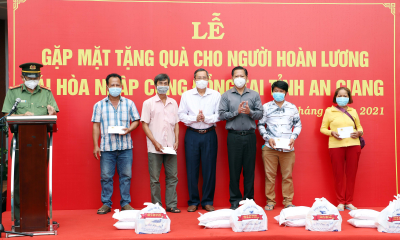 Công an An Giang tiếp sức người hoàn lương vượt qua khó khăn trong đại dịch -0