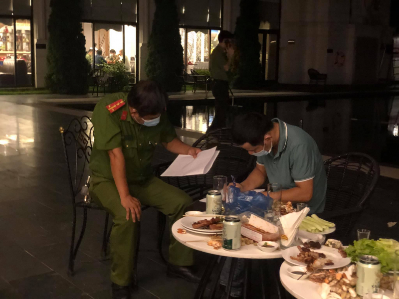 Phát hiện 20 trường cả người nước ngoài tụ tập ăn uống giữa mùa dịch -0