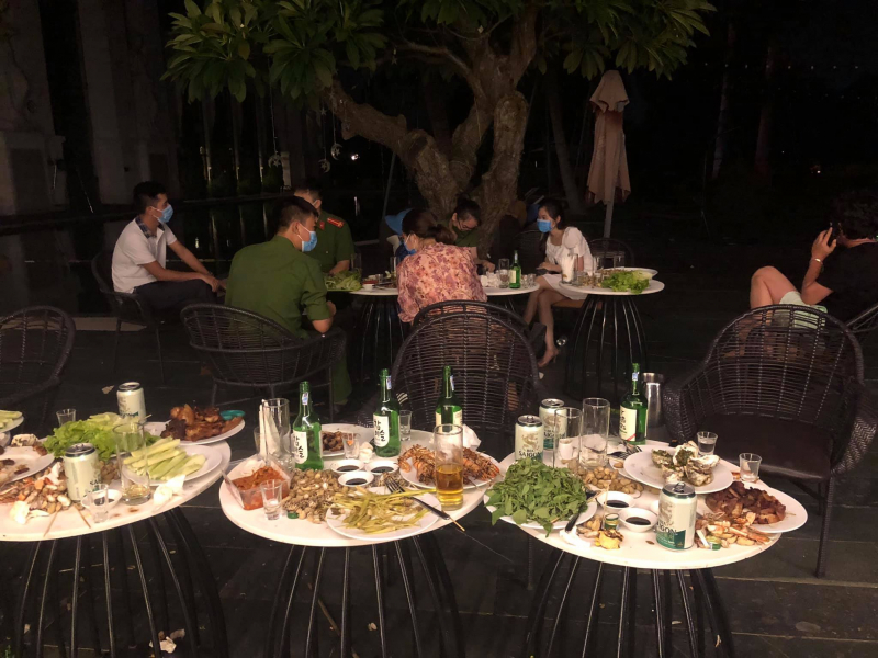 Phát hiện 20 trường cả người nước ngoài tụ tập ăn uống giữa mùa dịch -0
