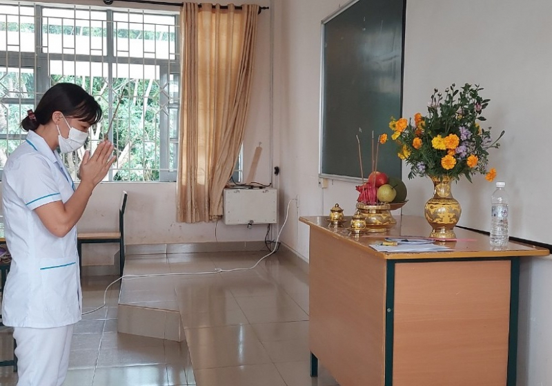 Nữ điều dưỡng lập bàn thờ vọng chịu tang cha trong khu cách ly -0