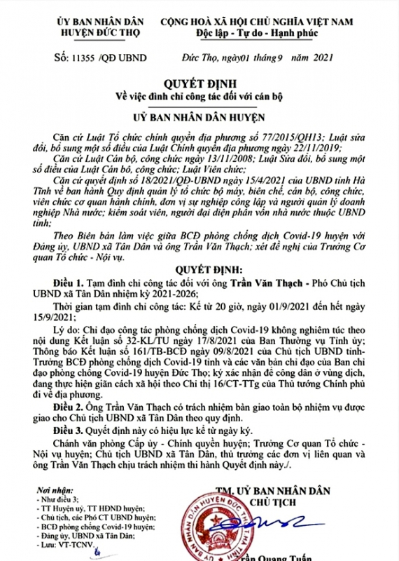 Phó Chủ tịch UBND xã ký giấy cho người ở vùng dịch về địa phương bị đình chỉ công tác -0