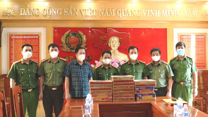 Trao quà hỗ trợ cho các chốt phòng chống dịch COVID-19 tại TP Thanh Hóa -0