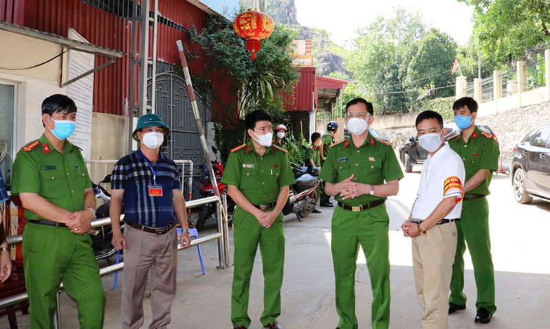 Trao quà hỗ trợ cho các chốt phòng chống dịch COVID-19 tại TP Thanh Hóa -0