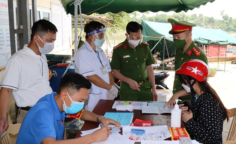 Trao quà hỗ trợ cho các chốt phòng chống dịch COVID-19 tại TP Thanh Hóa -1