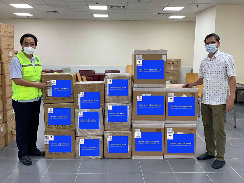 Trao tặng 2.500 máy đo nồng độ oxy cho các đơn vị của EVN tại phía Nam -0