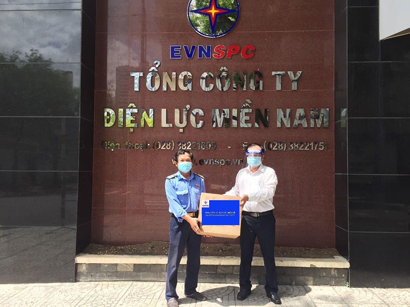 Trao tặng 2.500 máy đo nồng độ oxy cho các đơn vị của EVN tại phía Nam -0