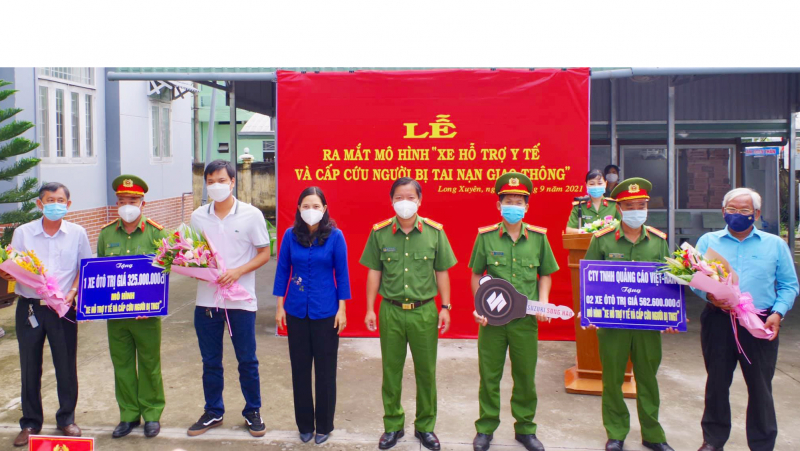 Công an TP Long Xuyên ra mắt mô hình “Xe hỗ trợ y tế và cấp cứu người bị TNGT” -1