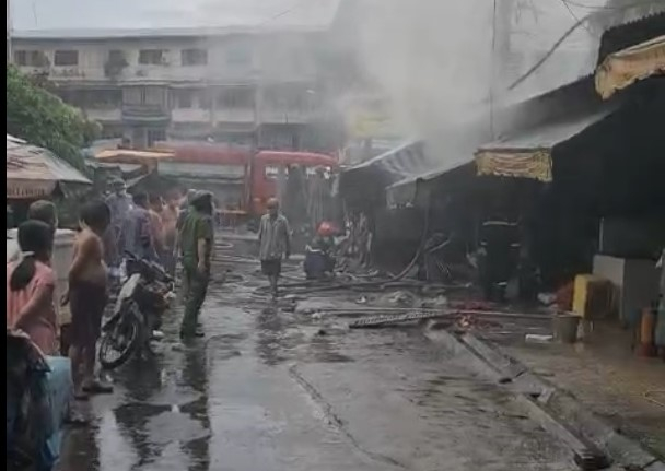 Thiếu tá Công an xông vào ngôi nhà đang cháy cứu bà cụ 73 tuổi -0