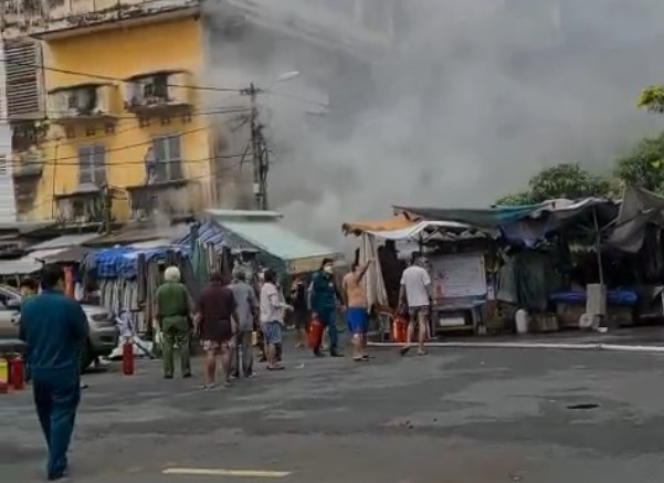 Thiếu tá Công an xông vào ngôi nhà đang cháy cứu bà cụ 73 tuổi -1