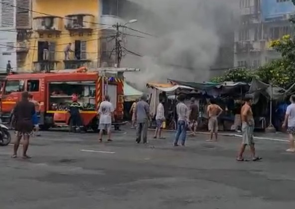 Thiếu tá Công an xông vào ngôi nhà đang cháy cứu bà cụ 73 tuổi -2