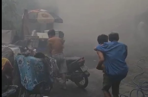 Thiếu tá Công an xông vào ngôi nhà đang cháy cứu bà cụ 73 tuổi -1