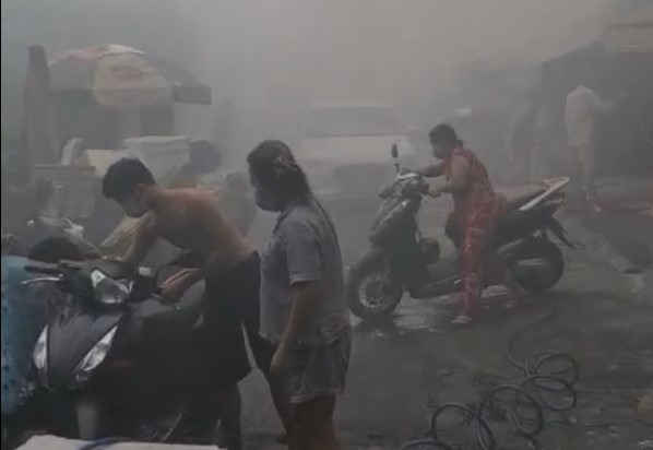 Thiếu tá Công an xông vào ngôi nhà đang cháy cứu bà cụ 73 tuổi -2