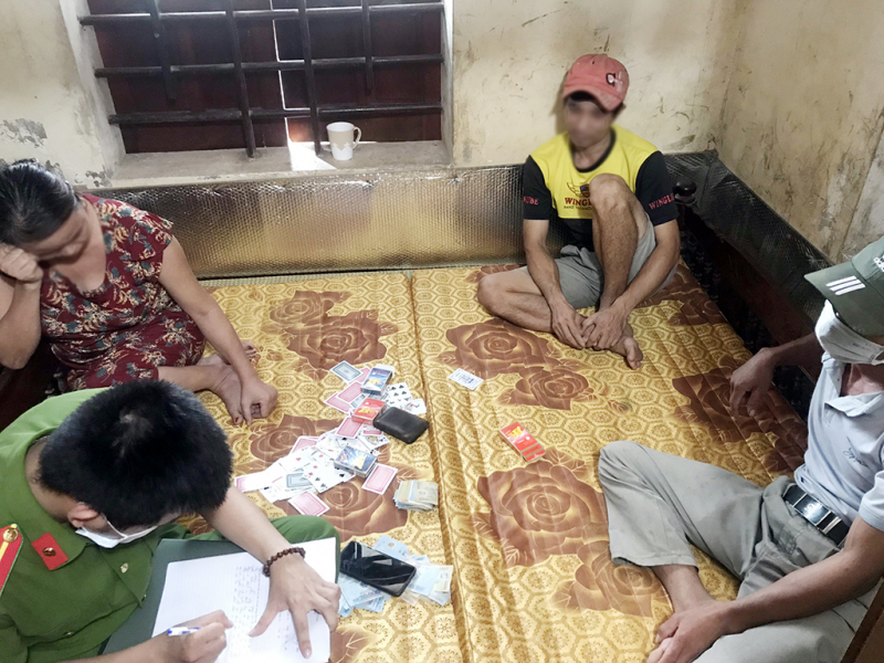 Phạt 135 triệu đồng 9 con bạc sát phạt nhau giữa mùa dịch -0