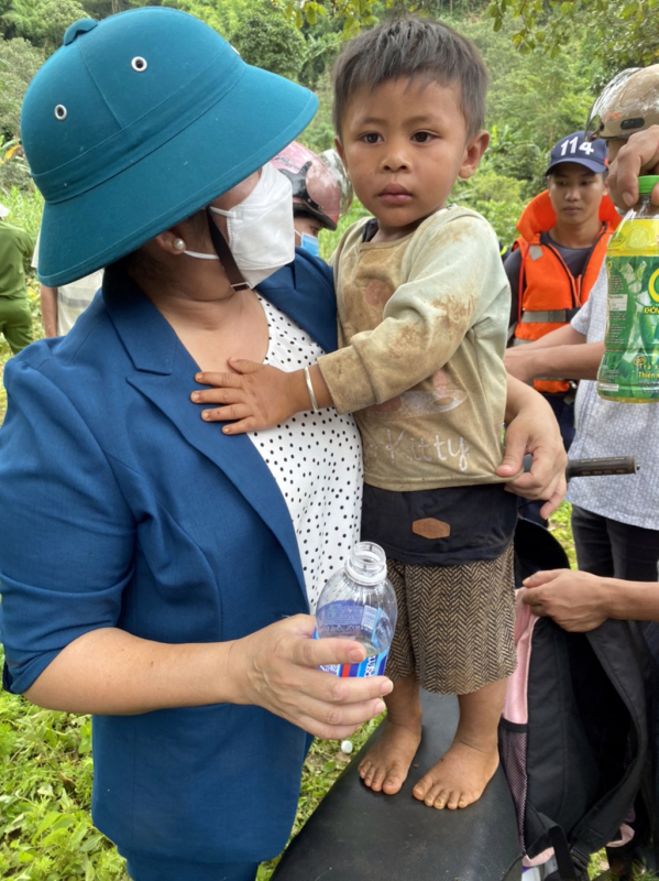 Đã tìm thấy cháu bé 3 tuổi bị mất tích trong lô cao su -0