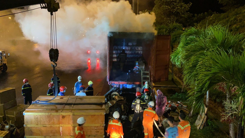 Xe chở hàng bốc cháy  trước cửa hầm Hải Vân -0