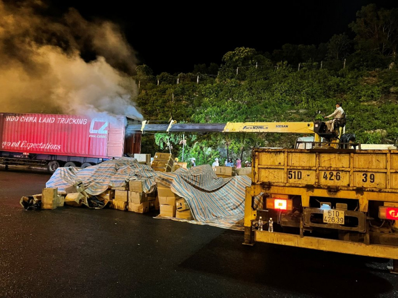 Xe chở hàng bốc cháy  trước cửa hầm Hải Vân -0