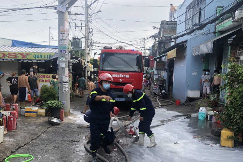 Gải cứu 3 người khỏi đám cháy nghi người tâm thần tự đốt, 1 người tử vong -0