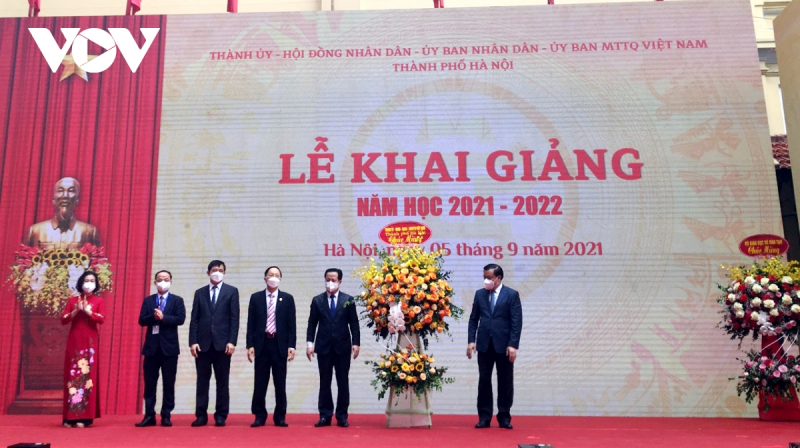 Vietnamese students begin new school year in person, online -0