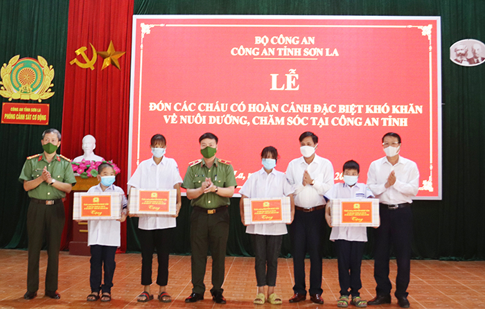 Công an tỉnh Sơn La nhận nuôi dưỡng, chăm sóc trẻ em có hoàn cảnh đặc biệt khó khăn -1