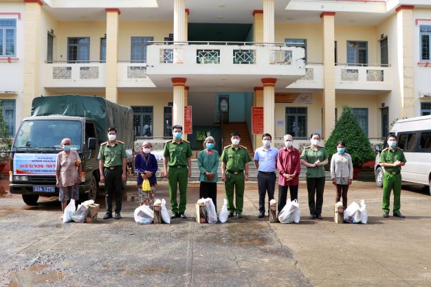 Đoàn thanh niên và Hội phụ nữ Công an Bình Phước san sẻ yêu thương, chung sức vượt đại dịch -0