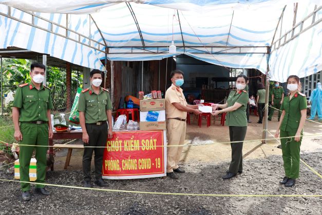 Đoàn thanh niên và Hội phụ nữ Công an Bình Phước san sẻ yêu thương, chung sức vượt đại dịch -0