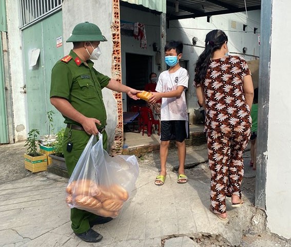 Cảnh sát khu vực với nhiều mô hình thiết thực giúp dân mùa dịch -0