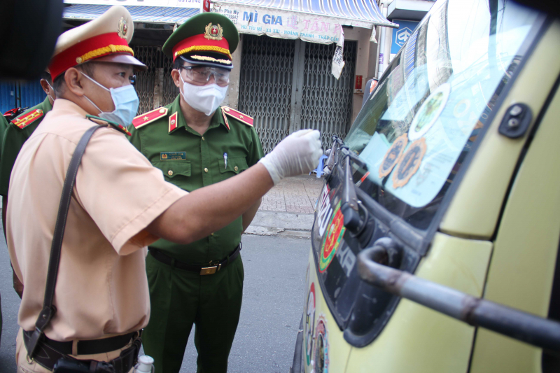 Thứ trưởng Lê Quốc Hùng kiểm tra việc quét mã QR để giám sát người ra đường ở TP Hồ Chí Minh -0
