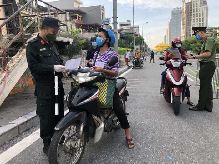 Chốt trực phía Đông thông thoáng trong ngày đầu thực hiện kiểm soát giấy đi đường theo quy định mới -0