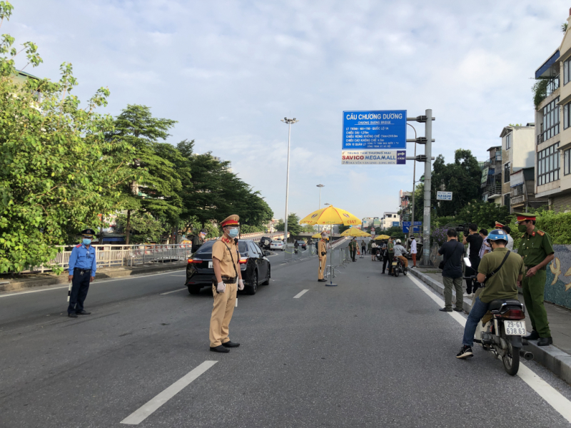 Chốt trực phía Đông thông thoáng trong ngày đầu thực hiện kiểm soát giấy đi đường theo quy định mới -0