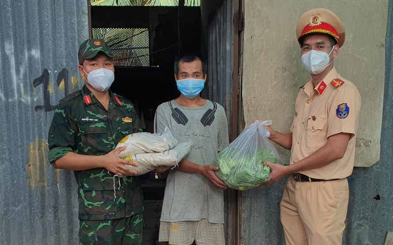 CSGT khuân vác, mang 4 tấn gạo, 2,5 tấn rau củ đến tận tay từng người dân -0