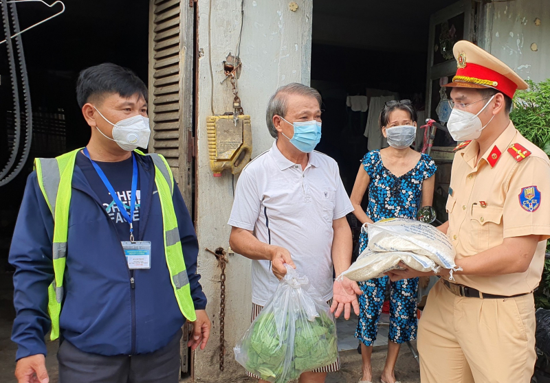 CSGT khuân vác, mang 4 tấn gạo, 2,5 tấn rau củ đến tận tay từng người dân -2