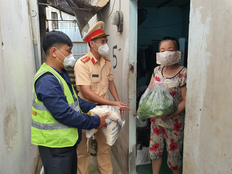 CSGT khuân vác, mang 4 tấn gạo, 2,5 tấn rau củ đến tận tay từng người dân -3