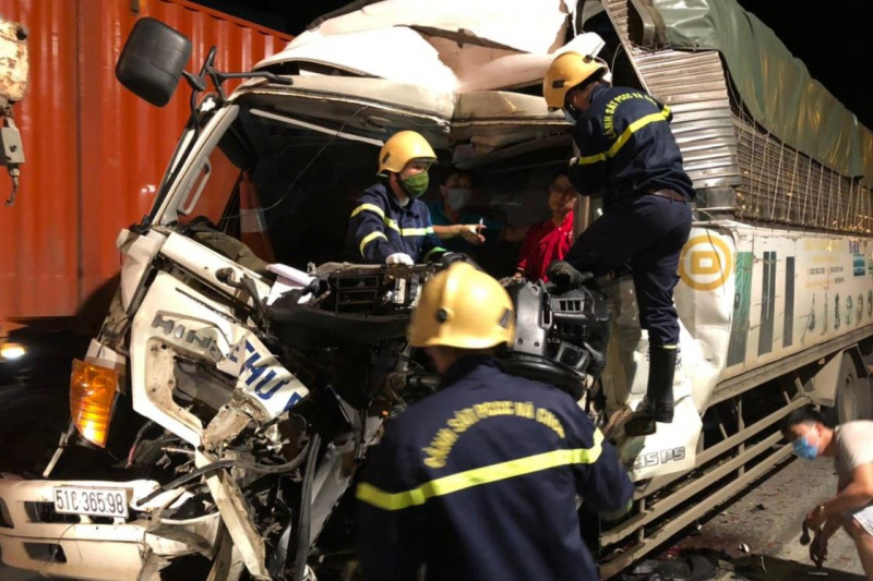 Hàng chục lính cứu hoả giải cứu tài xế mắc kẹt trong cabin xe tải. -1