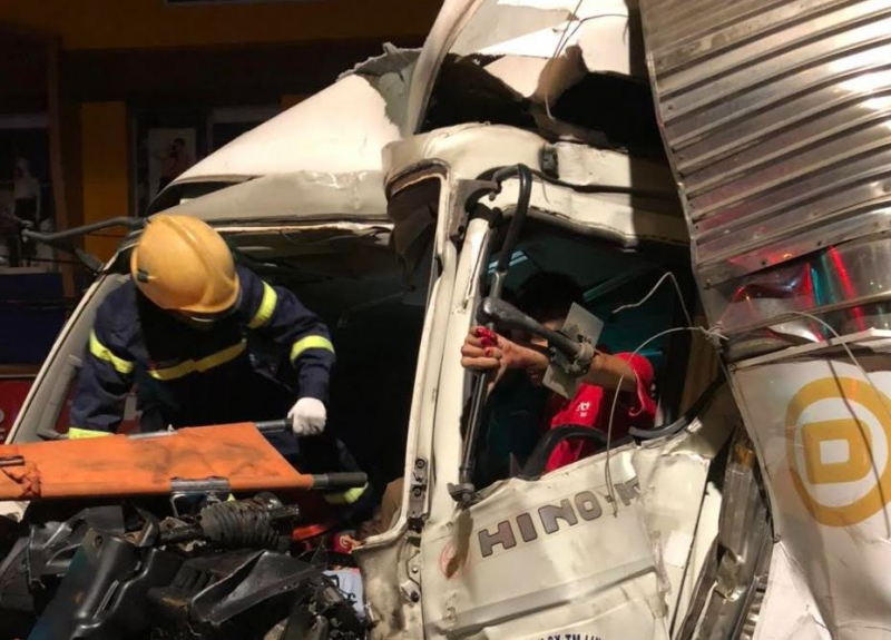 Hàng chục lính cứu hoả giải cứu tài xế mắc kẹt trong cabin xe tải. -2