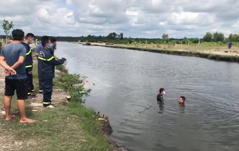 Bị dân truy đuổi, 3 đối tượng trộm chó nhảy kênh trốn, 1 đối tượng đuối nước -0