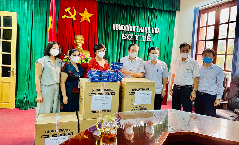 Trao tặng 37 nghìn khẩu trang và nhu yếu phẩm cho lực lượng tuyến chống dịch -0