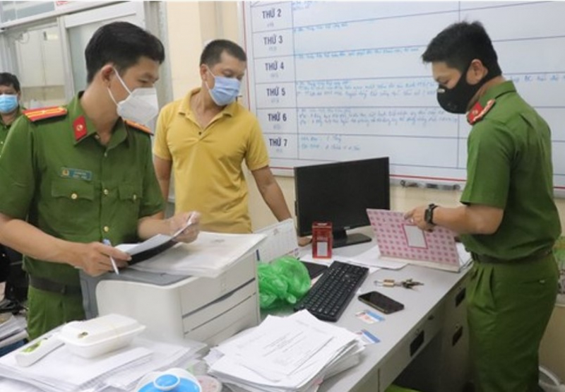 Bắt tạm giam Cán bộ phường tổ chức tiêm vaccine trái phép thu lợi bất chính  -0