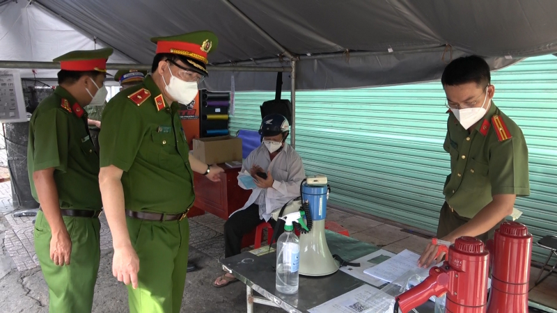 Deputy Minister Le Quoc Hung asks Ho Chi Minh City police to give timely aid to people in need -0