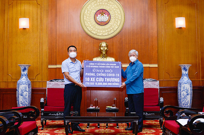 Liên doanh Ô tô Hyundai Thành Công tặng xe cứu thương cho bệnh viện tuyến đầu chống dịch -0