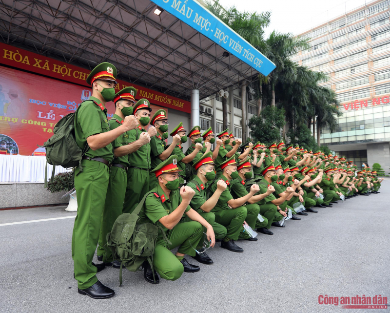 Public Security students set off southward to support local COVID-19 fight -0