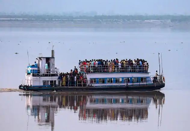 Phà chờ 100 người đâm nhau ở Ấn Độ, hơn 50 người mất tích -0