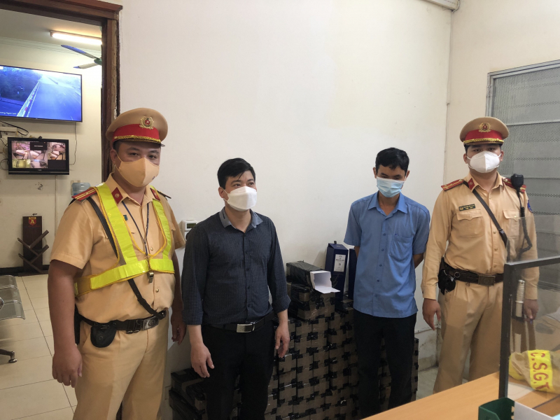 Hà Nội: Cảnh sát giao thông liên tiếp phát hiện các trường hợp vi phạm pháp luật qua kiểm tra hành chính tại chốt phòng chống dịch -0