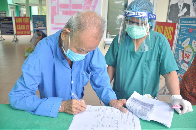 Cứu sống bệnh nhân COVID-19 82 tuổi bị tai biến liệt nửa người -0