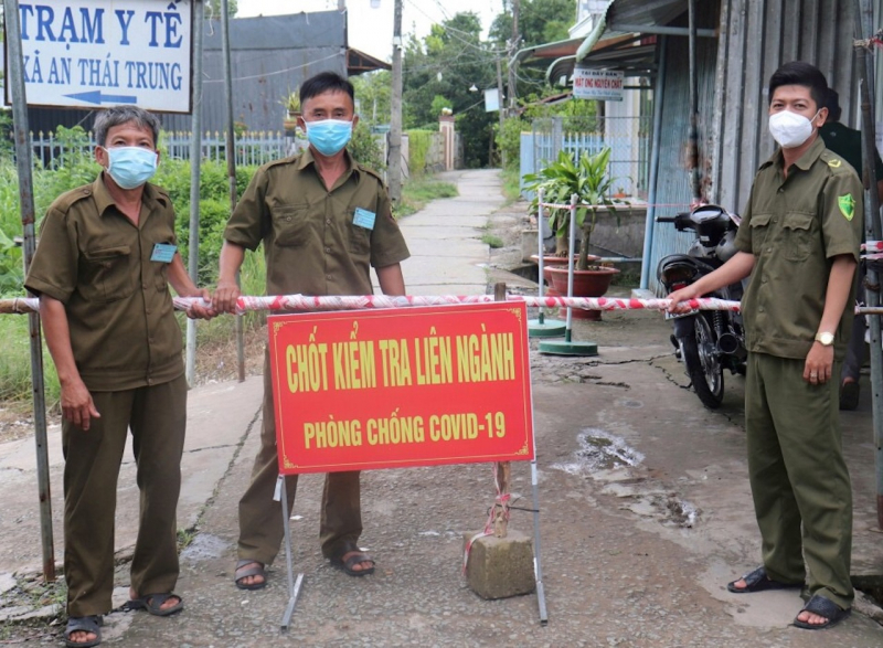 Đội viên dân phòng nhặt 20 triệu đồng trả người bị hại -0