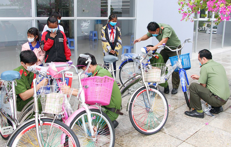 Công an An Giang tặng 300 xe đạp cho học sinh vượt khó trong học tập -0